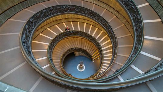 Wir sehen auf dem Bild die Wendeltreppe, welche zum Hauptausgang des Vatikan Museum führt. In einem der ältesten und prunkvollsten Museum der Welt ist es im anfangs März 2021 menschenleer.